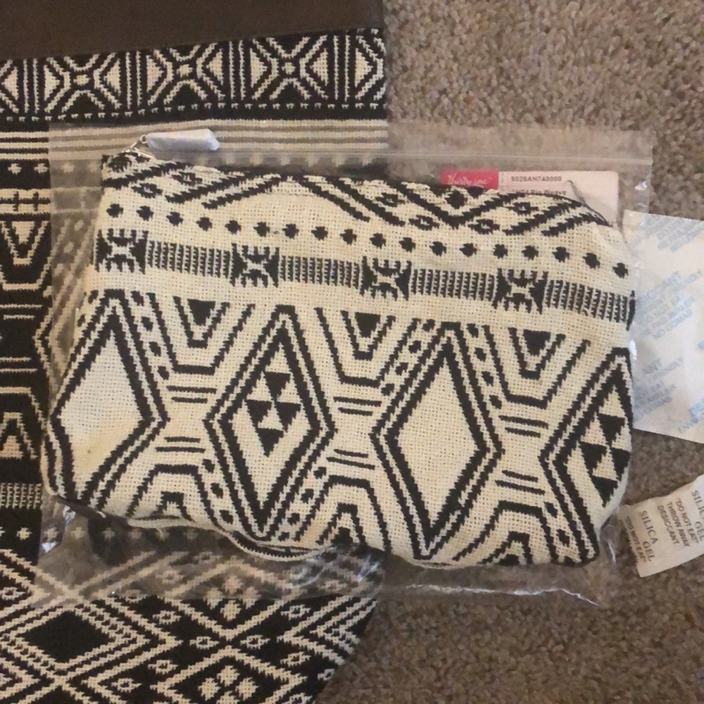 Thirty-One Reversible Tote & Pouch Bundle | Pattern: Rio Weave RETIRED - Picture 5 of 7